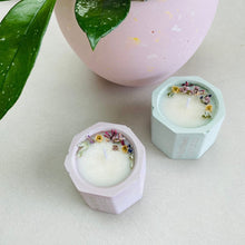 Charger l'image dans la galerie, Bougie en béton et cire de soja fleurs séchées rose et vert