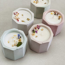 Charger l'image dans la galerie, Bougies en béton et cire de soja fleurs séchées