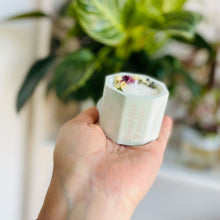 Charger l'image dans la galerie, Bougie en béton et cire de soja fleurs séchées vert