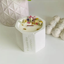 Charger l'image dans la galerie, Bougie en béton mèche crépitante fleurs séchées blanc
