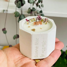 Charger l'image dans la galerie, Bougie en béton mèche crépitante fleurs séchées blanc