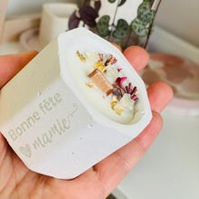 Charger l'image dans la galerie, Bougie en béton mèche crépitante fleurs séchées blanc