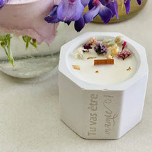 Charger l'image dans la galerie, Bougie en béton mèche crépitante fleurs séchées blanc