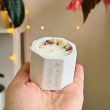 Charger l'image dans la galerie, Bougie en béton mèche crépitante fleurs séchées blanc