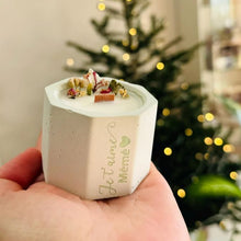 Charger l'image dans la galerie, Bougie en béton mèche crépitante fleurs séchées blanc