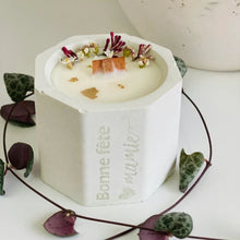 Charger l'image dans la galerie, Bougie en béton mèche crépitante fleurs séchées blanc