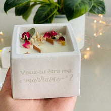Charger l'image dans la galerie, Bougie en béton personnalisable Mèche crépitante & fleurs séchées