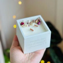 Charger l'image dans la galerie, Bougie en béton personnalisable Mèche crépitante & fleurs séchées