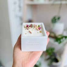 Charger l'image dans la galerie, Bougie en béton personnalisable Mèche crépitante & fleurs séchées