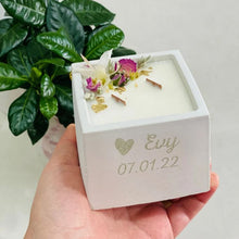 Charger l'image dans la galerie, Bougie en béton personnalisable Mèche crépitante & fleurs séchées