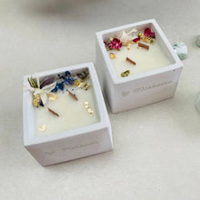 Charger l'image dans la galerie, Bougie en béton personnalisable Mèche crépitante & fleurs séchées