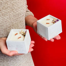 Charger l'image dans la galerie, Bougie en béton personnalisable Mèche crépitante & fleurs séchées