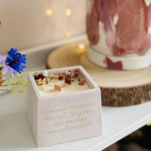 Charger l'image dans la galerie, Bougie en béton personnalisable Mèche crépitante & fleurs séchées