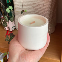 Charger l'image dans la galerie, Bougie mèche crépitante en jesmonite beige