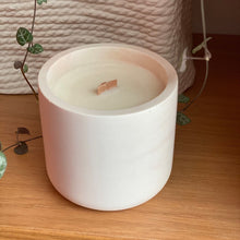 Charger l'image dans la galerie, Bougie mèche crépitante en jesmonite beige