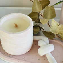 Charger l'image dans la galerie, Bougie mèche crépitante en jesmonite rose