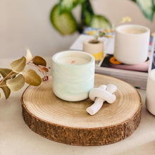 Charger l'image dans la galerie, Bougie mèche crépitante en jesmonite vert