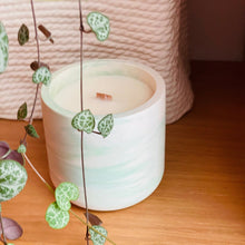 Charger l'image dans la galerie, Bougie mèche crépitante en jesmonite vert