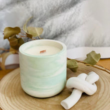 Charger l'image dans la galerie, Bougie mèche crépitante en jesmonite vert