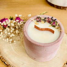 Charger l'image dans la galerie, Bougie parfumée & fleurie mèche vague rose