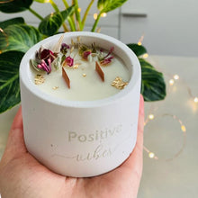 Charger l'image dans la galerie, Bougie parfumée florale personnalisation 2 mèches crépitantes