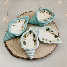 Charger l'image dans la galerie, Bougies en jesmonite parfumées fleuries coquillage vert sarcelle et vert clair