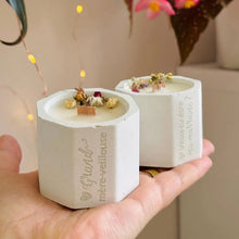 Charger l'image dans la galerie, Bougies en béton mèche crépitante fleurs séchées blanc