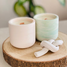 Charger l'image dans la galerie, Bougies mèche crépitante en jesmonite rose et vert