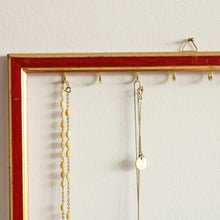 Charger l&#39;image dans la galerie, Cadre porte bijoux à accrocher au mur vintage rouge
