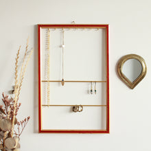 Charger l&#39;image dans la galerie, Cadre porte bijoux à accrocher au mur vintage rouge
