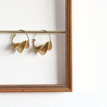 Charger l'image dans la galerie, Cadre porte-bijoux mural vintage doré en bois