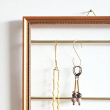 Charger l'image dans la galerie, Cadre porte-bijoux mural vintage doré en bois