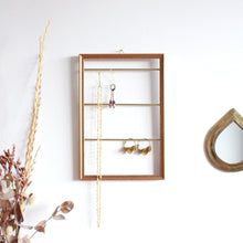 Charger l'image dans la galerie, Cadre porte-bijoux mural vintage doré en bois