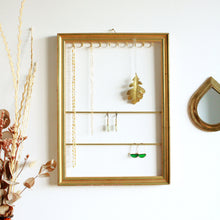 Charger l'image dans la galerie, Cadre porte-bijoux mural vintage en bois doré