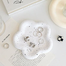 Charger l'image dans la galerie, Coupelle bijoux aesthetic fleur en céramique • Tâcheté •