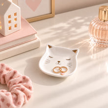 Charger l'image dans la galerie, Coupelle chat blanc avec bijoux posée sur une coiffeuse