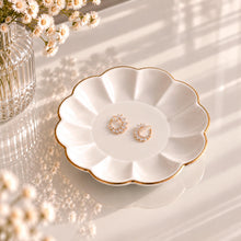 Charger l'image dans la galerie, Coupelle à bijoux fleur en céramique avec boucles d’oreilles dorées