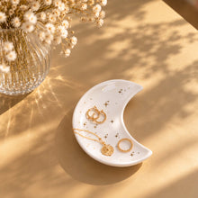 Charger l'image dans la galerie, Coupelle à bijoux lune en céramique blanche étoilée