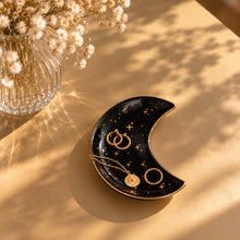 Charger l'image dans la galerie, Coupelle à bijoux lune en céramique noire avec étoiles dorées