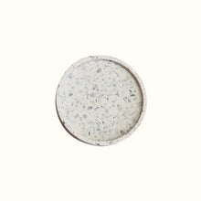 Charger l'image dans la galerie, Coupelle terrazzo avec coquillages en jesmonite blanc