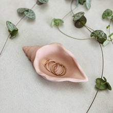 Charger l'image dans la galerie, Coupelle escargot de mer en jesmonite  Beige