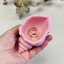 Charger l'image dans la galerie, Coupelle escargot de mer en jesmonite rose • Jesmonite