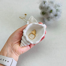 Charger l'image dans la galerie, Coupelle escargot de mer en jesmonite blanc