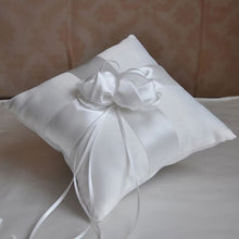 Charger l'image dans la galerie, Coussin de mariage romantique fleurs et perles
