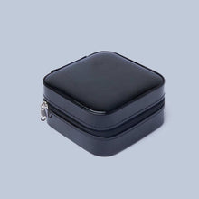 Charger l'image dans la galerie, Etui à bijoux de voyage carré • Noir • Cuir