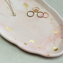 Charger l'image dans la galerie, Grand plateau bijoux en jesmonite rose avec dorure