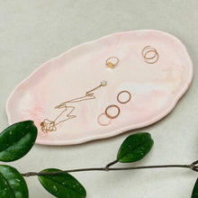 Charger l'image dans la galerie, Grand plateau bijoux en jesmonite rose