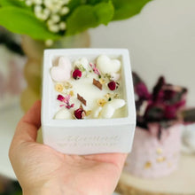 Charger l'image dans la galerie, Grande bougie personnalisable 2 mèches crépitantes, cœurs fondants & fleurs séchées blanc