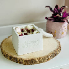 Charger l'image dans la galerie, Grande bougie personnalisable 2 mèches crépitantes, cœurs fondants & fleurs séchées blanc