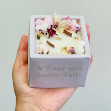 Charger l'image dans la galerie, Grande bougie personnalisable 2 mèches crépitantes, cœurs fondants & fleurs séchées rose